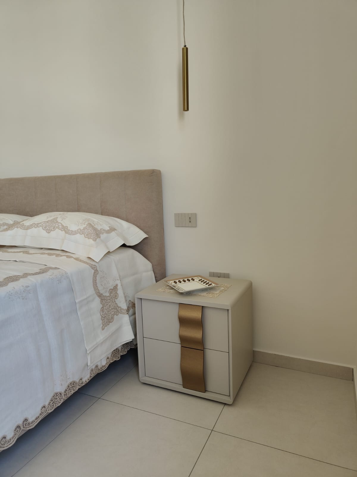 Comodino coordinato con inserto in legno, realizzazione Molitierno Arredamenti