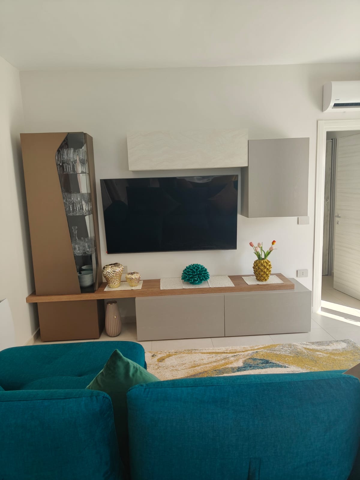 Parete TV e passaggio verso la cucina, realizzazione Molitierno Arredamenti