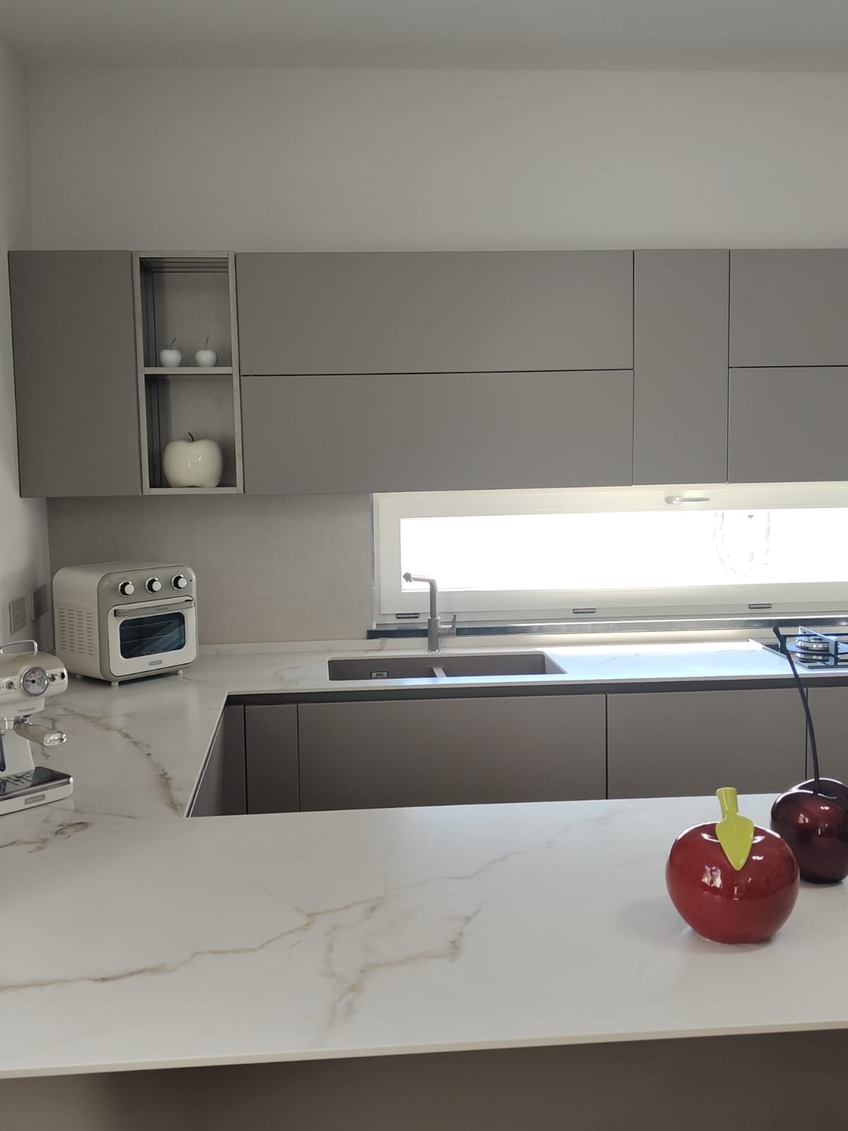 Cucina lineare grigio perla, realizzazione Molitierno Arredamenti