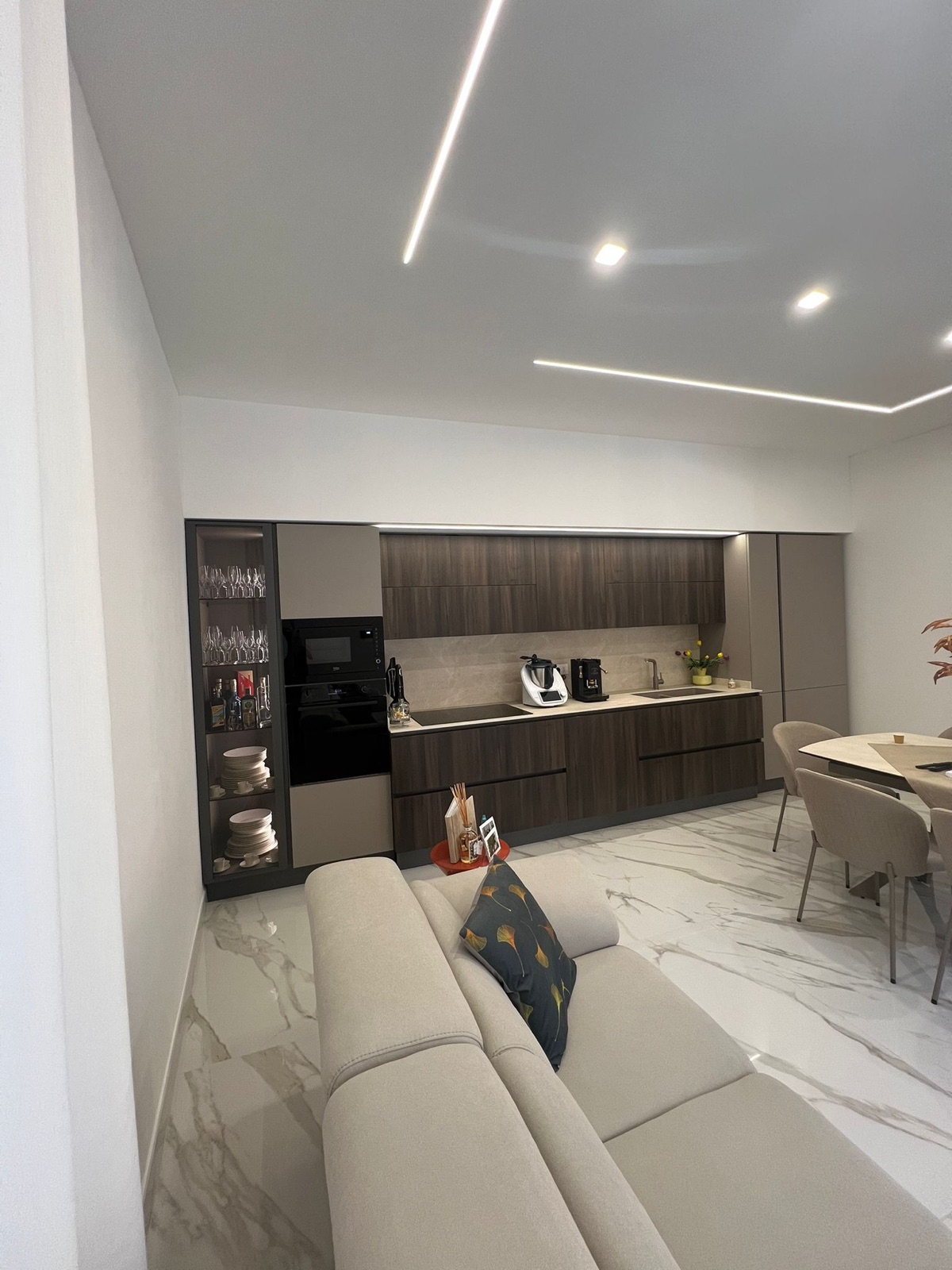 Parete cucina in legno scuro, realizzazione Molitierno Arredamenti