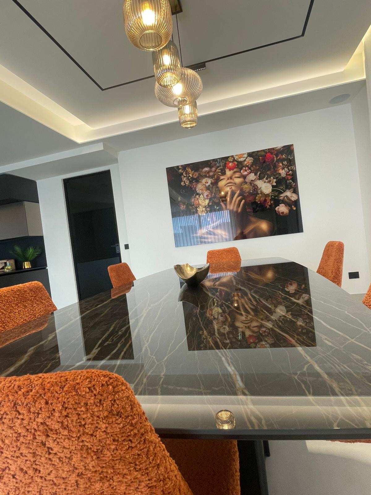 Tavolo in vetro e sedute color ruggine, realizzazione Molitierno Arredamenti