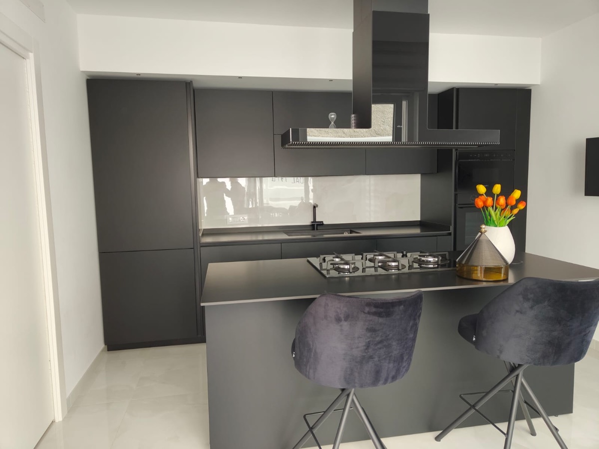 Cucina total black con penisola, realizzazione Molitierno Arredamenti