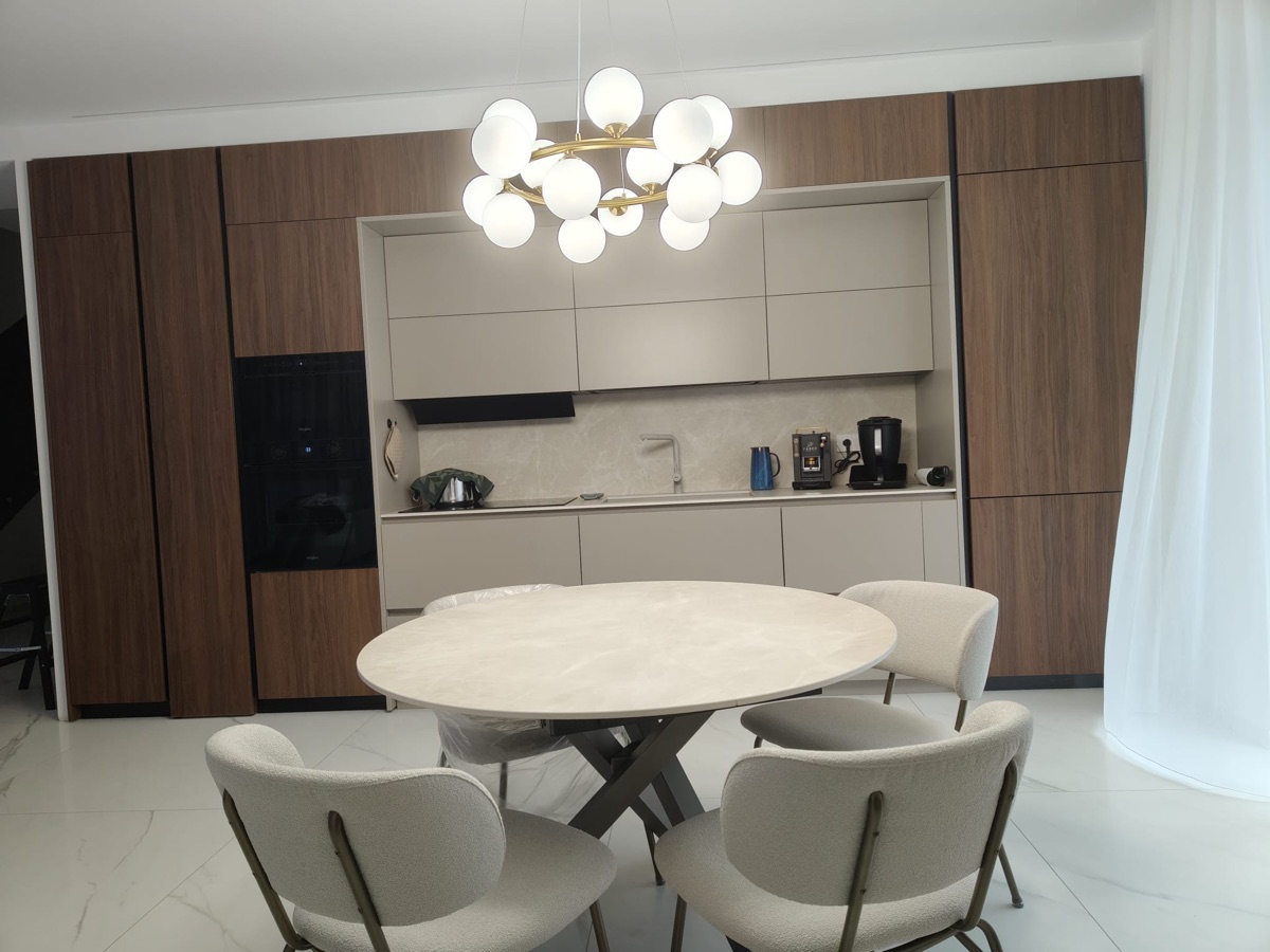 Cucina incorniciata da colonne in noce, realizzazione Molitierno Arredamenti