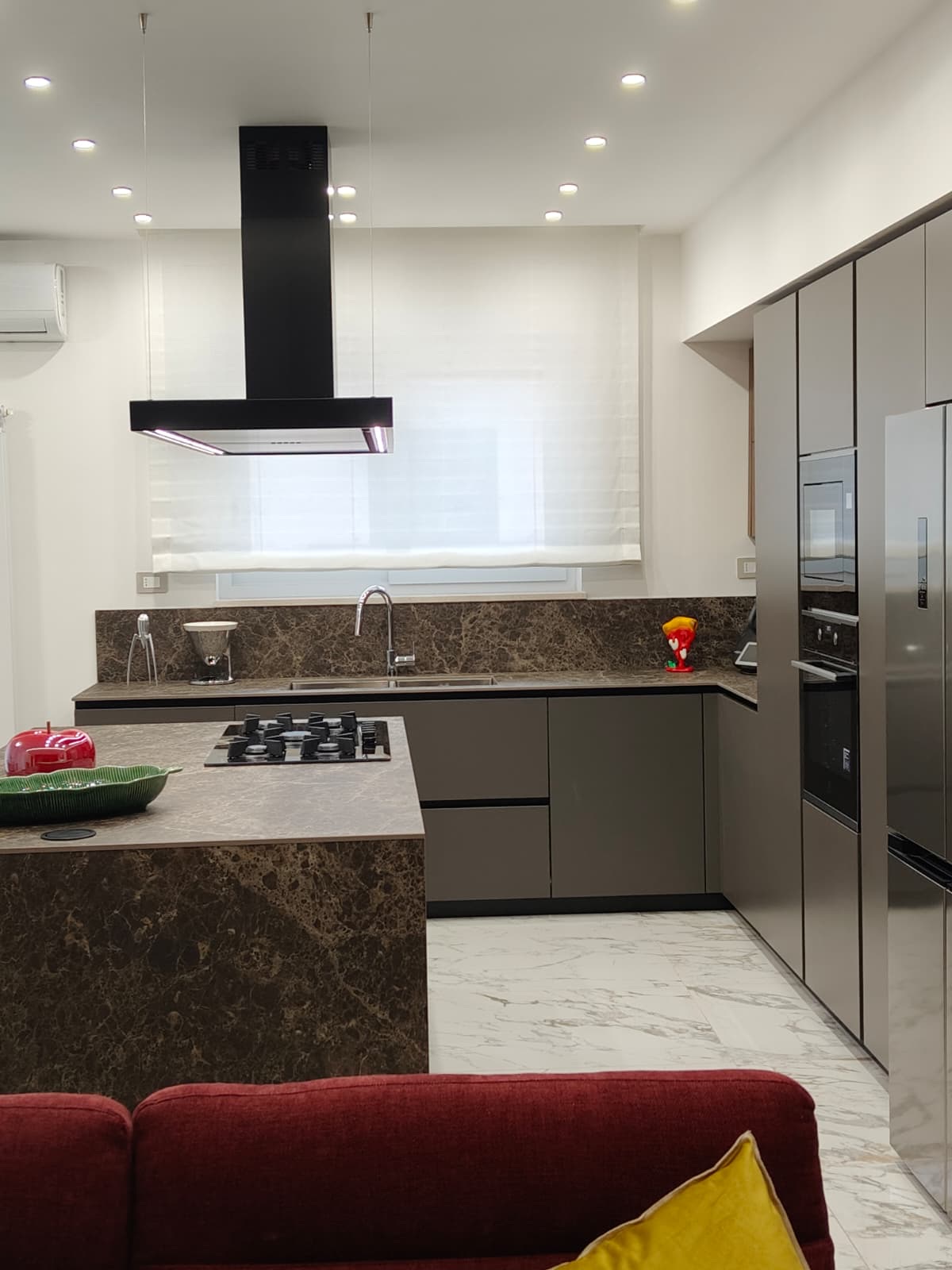 Cucina con penisola in marmo bruno, realizzazione Molitierno Arredamenti