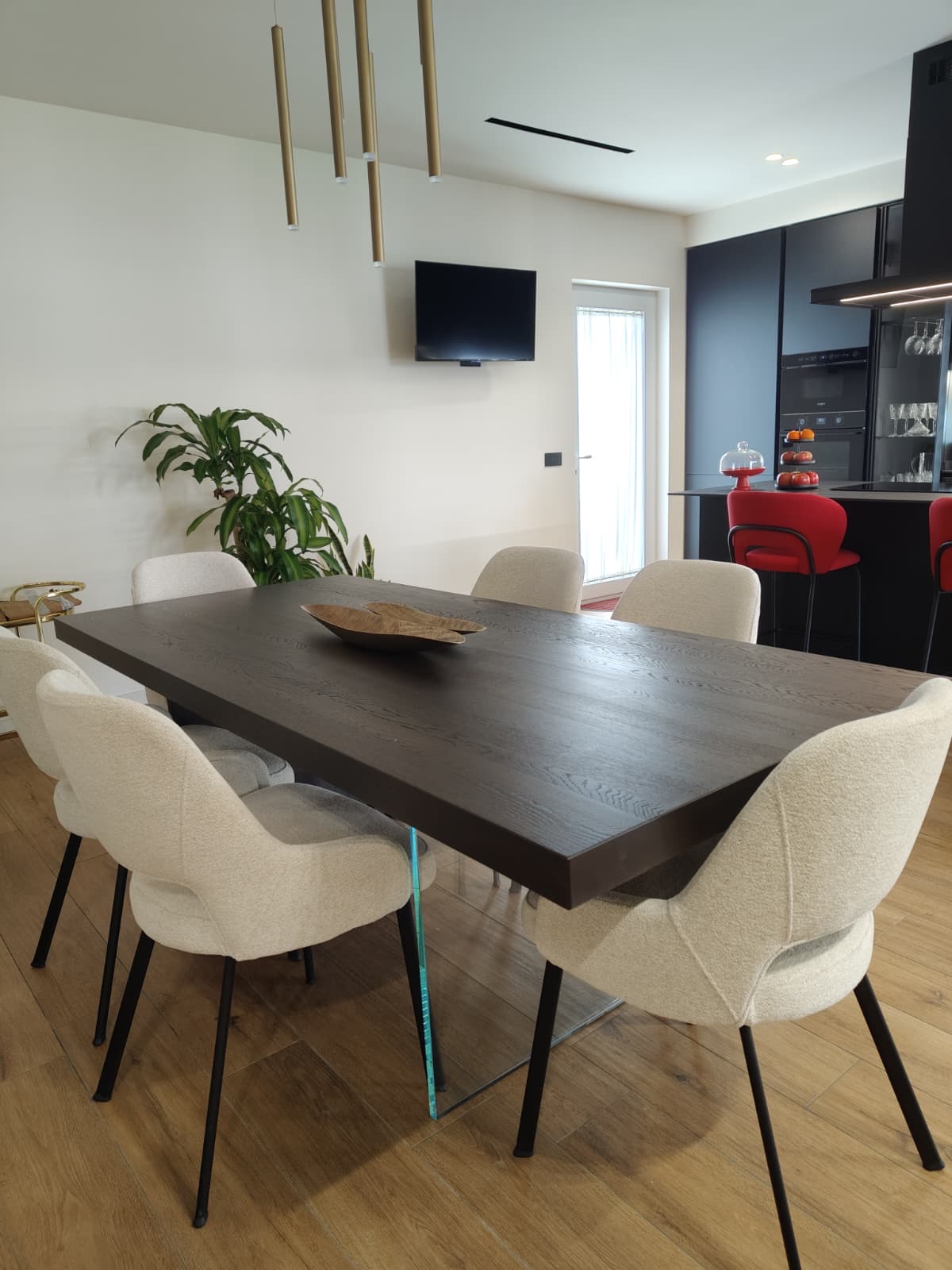 Zona pranzo aperta verso la cucina, realizzazione Molitierno Arredamenti