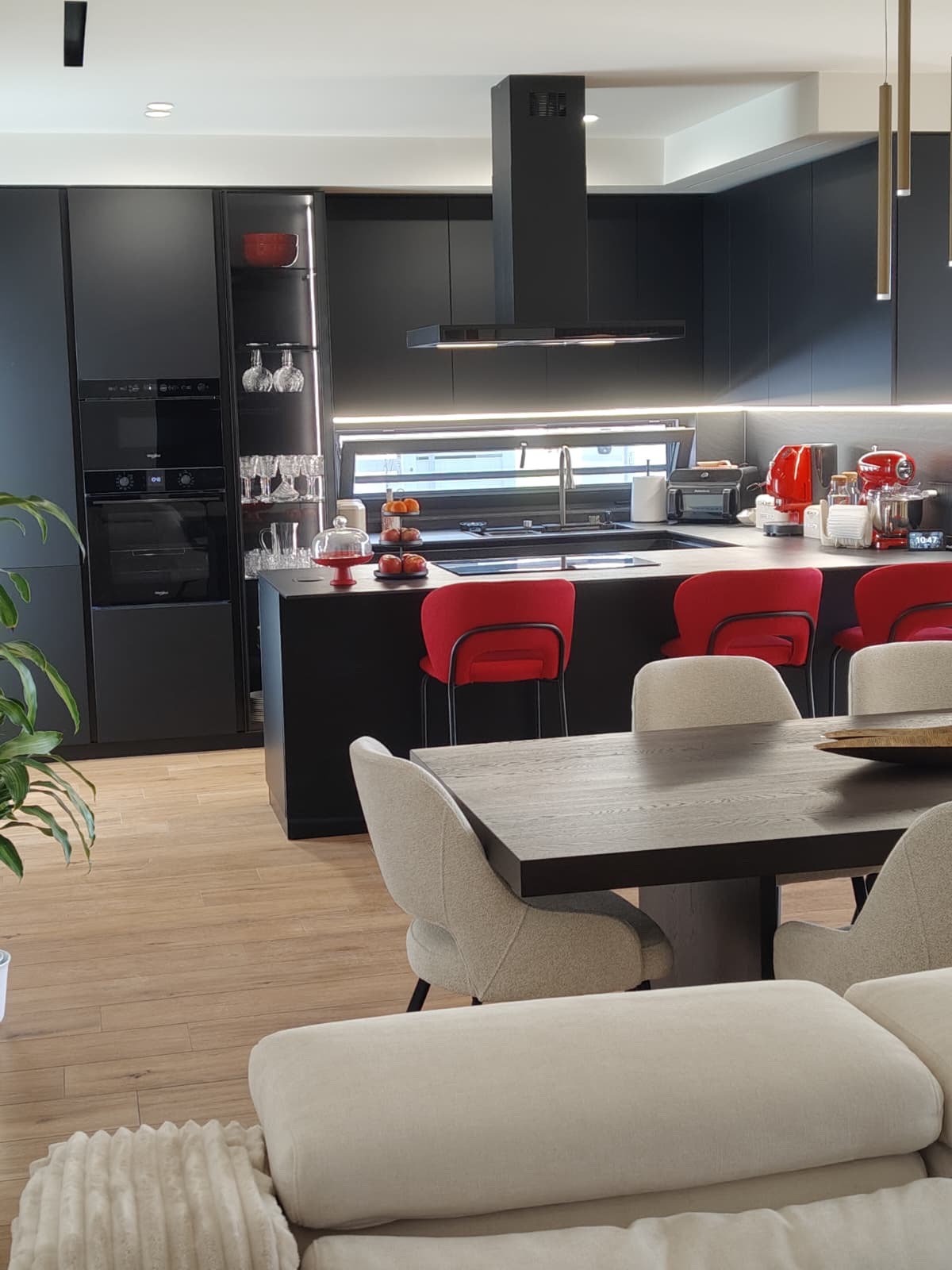 Vista d'insieme della cucina su misura, realizzazione Molitierno Arredamenti